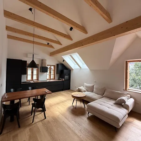 Old Town Apartment *
